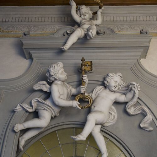 Putti con chiave e corona dei Riccardi, emblema dalla famiglia dei marchesi Riccardi, Anton Francesco Andreozzi, stucchi, Palazzo Medici Riccardi, Galleria del Piano Nobile, Firenze