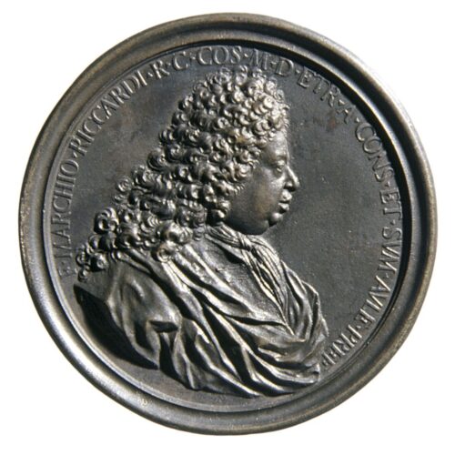 Francesco Riccardi (1648-1719), marchese (recto); veduta di Palazzo Medici Riccardi, personalizzazioni dell’Abbondanza e della Carità (verso), Giovacchino Fortini, 1715, Bronzo dorato, diametro mm 86, Palazzo Medici Riccardi, Biblioteca Riccardiana, Firenze