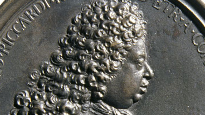 Francesco Riccardi (1648-1719), marchese (recto); veduta di Palazzo Medici Riccardi, personalizzazioni dell’Abbondanza e della Carità (verso), Giovacchino Fortini, 1715, Bronzo dorato, diametro mm 86, Palazzo Medici Riccardi, Biblioteca Riccardiana, Firenze