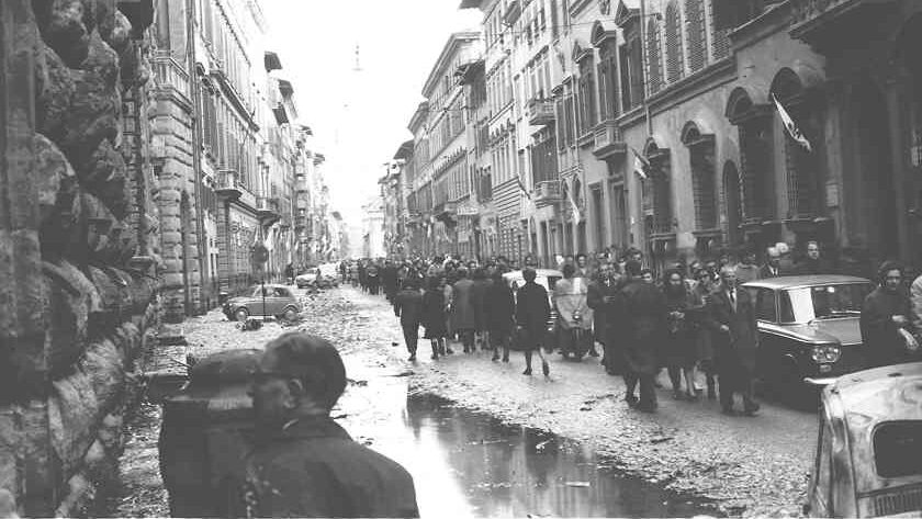 Gli effetti dell’alluvione davanti a Palazzo Medici Riccardi, Cesare Giorgetti, 5 novembre 1966, Firenze, Istituto Storico della Resistenza, archivio Giorgetti